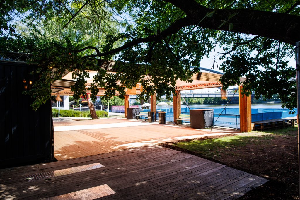 Suchen Sie die perfekte Sommerfest Location in Frankfurt am Main? UFER 35 bietet 1.500 m² Outdoor-Fläche am Main für Firmenevents (50-1.200 Pers.). Exklusive Sommerlocation mit BBQ & Skyline-Blick. Jetzt anfragen!