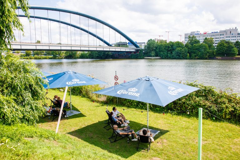 Firmenfeier Location Frankfurt: Der perfekte Rahmen für Ihr Firmenjubiläum — Inspirierende Atmosphäre: Kreativer Freiraum statt starrer Tagungsraum. Nutzen Sie die Networking Location Frankfurt am Main für inspirierende Pausen und Break-Out Sessions in Ihrer Konferenzort mit Outdoor-Bereich