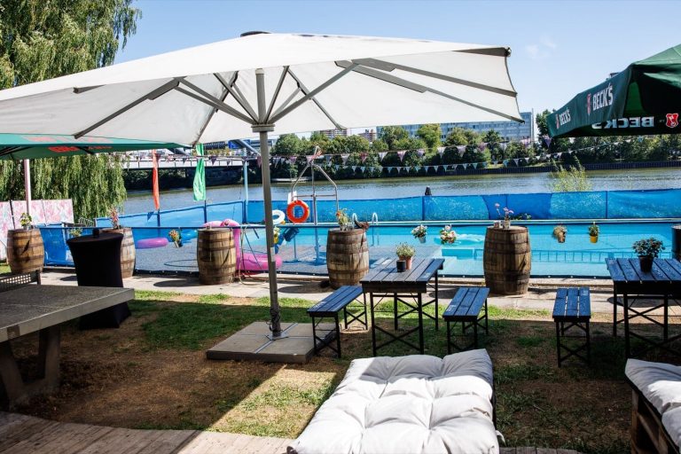 UFER 35 Frankfurt Sommerfest Location mit Pool und Außenfläche. Insgesamt stehen 200 bis 1.500 m² Außenfläche auf zwei Ebenen zur Verfügung – direkt am Main, umgeben von üppigem Grün. Ein besonderer Blickfang ist der Swimming Pool, der Events eine exklusive und sommerliche Note verleiht und Ihre Eventlocation Frankfurt zu einem Beach-Club-Areal macht.